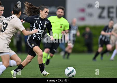 Marcinelle, Belgio. 26 aprile 2024. Leila Seret (22) di Charleroi nella foto durante una partita di calcio femminile tra lo Sporting du Pays de Charleroi e il KV Mechelen nella quinta partita dei play-off nella stagione 2023 - 2024 della belga lotto Womens Super League, venerdì 26 aprile 2024 a Marcinelle, BELGIO. Crediti: Sportpix/Alamy Live News Foto Stock