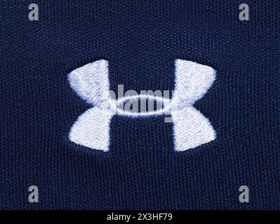 Ocala, Florida 2-22-2024 primo piano del logo sotto armatura di colore bianco cucito su tessuto, immagine prodotto. È un'azienda americana di abbigliamento sportivo che produce Foto Stock