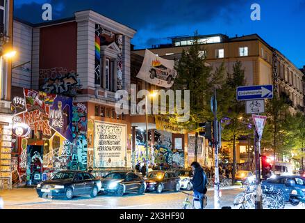 Amburgo, Germania. 26 aprile 2024. Il Rote Flora, un edificio rimasto dell'ex Teatro Flora di Amburgo, che è stato occupato dal novembre 1989, è illuminato dall'illuminazione stradale crediti: Axel Heimken/dpa/Alamy Live News Foto Stock