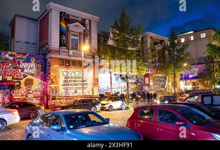 Amburgo, Germania. 26 aprile 2024. Il Rote Flora, un edificio rimasto dell'ex Teatro Flora di Amburgo, che è stato occupato dal novembre 1989, è illuminato dall'illuminazione stradale crediti: Axel Heimken/dpa/Alamy Live News Foto Stock