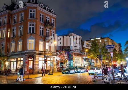 Amburgo, Germania. 26 aprile 2024. Il Rote Flora, un edificio rimasto dell'ex Teatro Flora di Amburgo, che è stato occupato dal novembre 1989, è illuminato dall'illuminazione stradale crediti: Axel Heimken/dpa/Alamy Live News Foto Stock