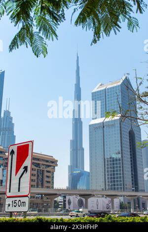 Vista dall'angolo basso del Burj Khalifa, l'iconico grattacielo della città di Dubai. Foto Stock