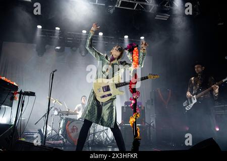 Kula Shaker si esibisce dal vivo all'Electric Ballroom, Londra, UK L to R: Crispian Mills, cantante solista, chitarre; Alonza Bevan, bassista Kula Shaker, sono un gruppo rock psichedelico inglese formatosi nel '95. La band è arrivata alla ribalta durante l'era post-Britpop alla fine degli anni '90 Hanno goduto di successo commerciale nel Regno Unito tra il '96 e '99, guadagnando un certo numero di successi nella Top 10 della UK Singles Chart. L'album di debutto della band, K, ha raggiunto la posizione numero 1 nella UK Albums Chart. La band è nota per il loro interesse per la musica tradizionale indiana, la cultura e il misticismo, con un certo numero delle loro canzoni più famose featuri Foto Stock