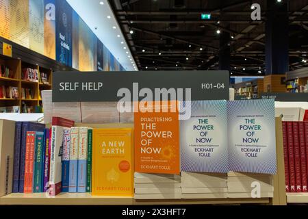 Sezione libri di auto-aiuto nella libreria Kinokuniya al Dubai Mall. Foto Stock