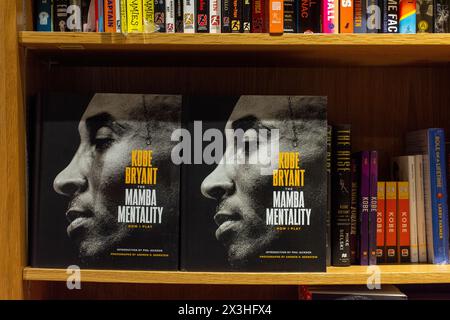 Le memorie di Kobe Bryant e le biografie di basket su una libreria. Foto Stock