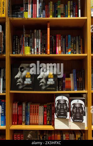 Memorie di basket e biografie sportive su una libreria in legno. Foto Stock