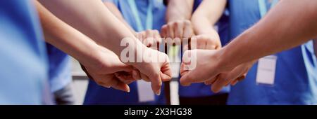 Gruppo multiculturale composto da persone diverse che lavorano insieme Foto Stock