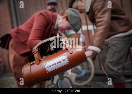 Londra, Regno Unito. 27 aprile 2024. I partecipanti vestiti in modo impeccabile arrivano pronti per la Tweed Run. Attualmente al suo quindicesimo anno, la Tweed Run di Londra è un giro in bicicletta metropolitano attraverso la città con i partecipanti che indossano le loro migliori tweeds e brogues d'epoca che cavalcano cicli d'epoca. Crediti: Guy Corbishley/Alamy Live News Foto Stock