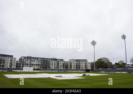 Bristol, Regno Unito, 27 aprile 2024. Una visione generale del Seat Unique Stadium mentre la pioggia ritarda gioca il secondo giorno durante il Vitality County Championship Division Two match tra Gloucestershire e Middlesex. Crediti: Robbie Stephenson/Gloucestershire Cricket/Alamy Live News Foto Stock