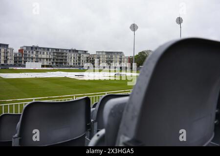 Bristol, Regno Unito, 27 aprile 2024. Una visione generale del Seat Unique Stadium mentre la pioggia ritarda gioca il secondo giorno durante il Vitality County Championship Division Two match tra Gloucestershire e Middlesex. Crediti: Robbie Stephenson/Gloucestershire Cricket/Alamy Live News Foto Stock