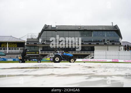 Bristol, Regno Unito, 27 aprile 2024. Una visione generale del Seat Unique Stadium mentre la pioggia ritarda gioca il secondo giorno durante il Vitality County Championship Division Two match tra Gloucestershire e Middlesex. Crediti: Robbie Stephenson/Gloucestershire Cricket/Alamy Live News Foto Stock