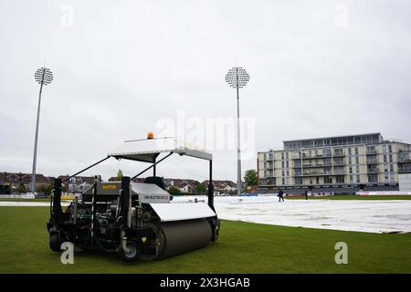 Bristol, Regno Unito, 27 aprile 2024. Una visione generale del Seat Unique Stadium mentre la pioggia ritarda gioca il secondo giorno durante il Vitality County Championship Division Two match tra Gloucestershire e Middlesex. Crediti: Robbie Stephenson/Gloucestershire Cricket/Alamy Live News Foto Stock