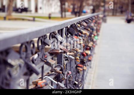 L'amore si chiude sul ponte di Ekaterinburg Foto Stock