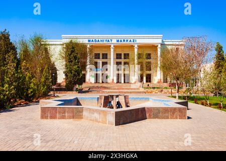 Urgench, Uzbekistan - 13 aprile 2021: Madaniyat Markazi o Dom Kultury è un centro culturale della città di Urgench, Uzbekistan Foto Stock