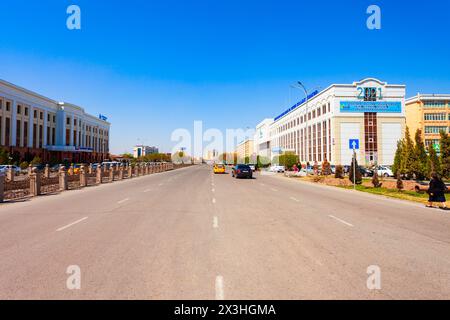 Urgench, Uzbekistan - 13 aprile 2021: Yangi Urganch, al-Biruni Street nella città di Urgench, Uzbekistan Foto Stock