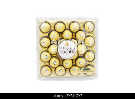 Ocala, FL 2-17-2024 dolce al cioccolato di alta qualità alle nocciole italiane con cialda croccante frantumata Ferrero Roche avvolta in un involucro color oro dorato all'interno dei plas Foto Stock