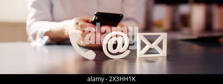 Contattaci Email Marketing e Social Media Post Foto Stock