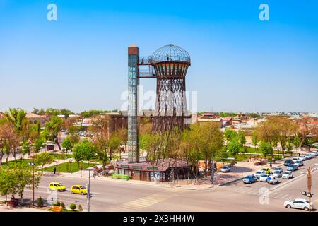 Bukhara, Uzbekistan - 16 aprile 2021: La torre dell'acqua di Bukhara o la torre di Shukhov si trova di fronte alla fortezza di Arca nella città di Bukhara, Uzbekistan Foto Stock