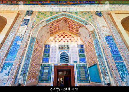 Bukhara, Uzbekistan - 16 aprile 2021: Bolo Haouz decorazione sfondo. La Moschea di Bolo Khauz si trova di fronte alla fortezza Ark a Buk Foto Stock