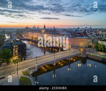 Veduta aerea della maggior parte dei Pomorski (Ponte della Pomerania), ristrutturati, sorge a Breslavia, Polonia Foto Stock