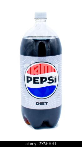 Ocala, FL USA 4 gennaio 2024 dieta del punto vendita al dettaglio Pepsi 2 litri di soda pop in esposizione isolata su sfondo bianco. logo rotondo rosso bianco e blu. r Foto Stock