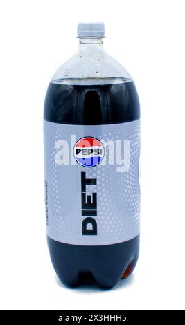 Ocala, FL USA 4 gennaio 2024 dieta del punto vendita al dettaglio Pepsi 2 litri di soda pop in esposizione isolata su sfondo bianco. logo rotondo rosso bianco e blu. r Foto Stock