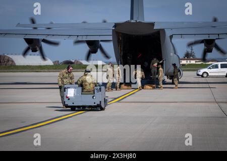 Gli aviatori della U.S. Air Force assegnati al 52nd Fighter Wing caricano munizioni su un C-130J Super Hercules durante un'operazione di contingenza a Spangd Foto Stock