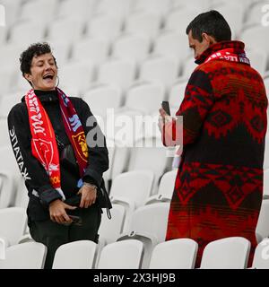 I tifosi arrivano presto per la partita di Premier League tra il West Ham United e il Liverpool al London Stadium, Queen Elizabeth Olympic Park, Londra, Inghilterra, il 27 aprile 2024. Foto di Phil Hutchinson. Solo per uso editoriale, licenza richiesta per uso commerciale. Non utilizzare in scommesse, giochi o pubblicazioni di singoli club/campionato/giocatori. Crediti: UK Sports Pics Ltd/Alamy Live News Foto Stock