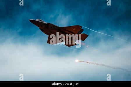 Un F-35A Lightning II della U.S. Air Force assegnato al 56th Fighter Wing, Luke Air Force base, Arizona, esegue una corsa di strafing durante Haboob Havoc, Apri Foto Stock