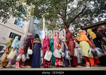 Hitzewelle verursacht Wassernot in Bangladesh le persone raccolgono acqua potabile dal rubinetto dell'acqua del Tempio di Basabo durante l'ondata di calore a Dacca, Bangladesh, 27 aprile 2024. Secondo il Bangladesh Meteorological Department BMD la durata dell'onda di calore è stata prolungata di altri tre giorni, l'ufficio meteorologico ha emesso una nuova guerra il 22 aprile per le prossime 72 ore. Dhaka Distretto di Dhaka Bangladesh Copyright: XHabiburxRahmanx Foto Stock