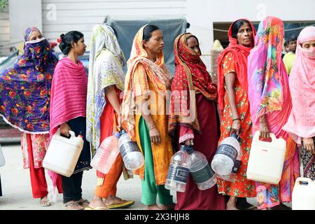 Hitzewelle verursacht Wassernot in Bangladesh le persone raccolgono acqua potabile dal rubinetto dell'acqua del Tempio di Basabo durante l'ondata di calore a Dacca, Bangladesh, 27 aprile 2024. Secondo il Bangladesh Meteorological Department BMD la durata dell'onda di calore è stata prolungata di altri tre giorni, l'ufficio meteorologico ha emesso una nuova guerra il 22 aprile per le prossime 72 ore. Dhaka Distretto di Dhaka Bangladesh Copyright: XHabiburxRahmanx Foto Stock