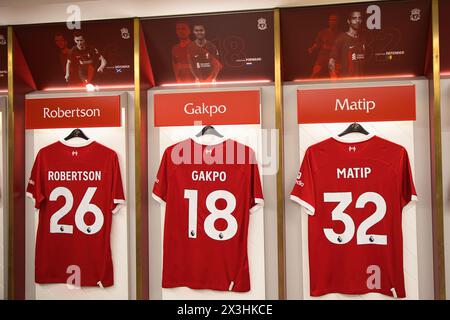 Inghilterra, Liverpool - 29 dicembre 2023: Maglia Liverpool FC per Andy Robertson, Cody Gakpo e Joel Matip. Foto Stock