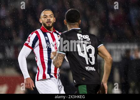 TILBURG - 26-04-2024. Stadio Koning Willem II. Keuken Kampioen Divisie, KKD. Stagione 2023-2024. Willem II - FC Groningen. Punteggio finale 1-1. Il giocatore di Willem II Jeremy Hilterman avverte il giocatore di Groningen Marvin Peersman. Crediti: Pro Shots/Alamy Live News Foto Stock