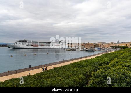 Siracusa, Italia - 28 dicembre 2023: Grande nave da crociera all'ancora nel porto di Siracusa in Sicilia Foto Stock