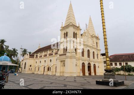 Santa Cruz, costruita nel 1500, è una delle otto basiliche dell'India e la seconda più antica diocesi del paese. Foto Stock