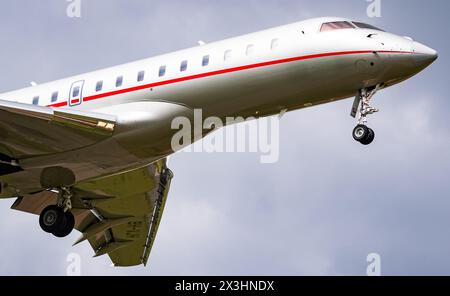 Hawarden, Flintshire, Regno Unito, sabato 27 aprile 2024; un Bombardier Global 6000, registrazione 9H-VJH, atterra all'aeroporto di Hawarden, Flintshire, Regno Unito, dall'aeroporto internazionale di Los Angeles (LAX) portando uno dei co-presidenti di Wrexham AFC, Rob McElhenney, in vista dell'ultima partita di Wrexham AFC della stagione di calcio 2023-24 League 2 contro Stockport County, al Racecourse Ground, Wrexham. Credit JTW Aviation Images / JTW Equine Images / Alamy Live News. Foto Stock