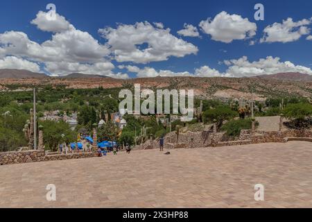 Jujuy, Argentina - 25 gennaio 2024: Veduta di Humahuaca dal monumento agli eroi dell'indipendenza. Foto Stock