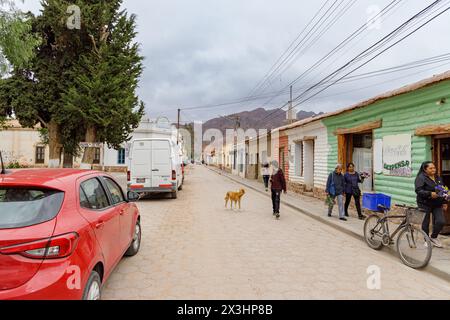 Jujuy, Argentina - 25 gennaio 2024: Persone che camminano per le strade di Tilcara, Jujuy, Argentina. Foto Stock