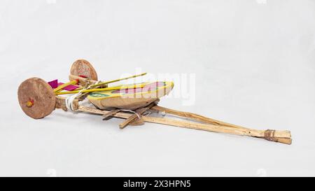 TomTom Gari. Tradizionale fatto a mano nuovo anno carneval giocattolo del carro di Boishakhi mela in Bangladesh. Fatto di tamburo di ruota di argilla e bastone di bambù stringere con s Foto Stock