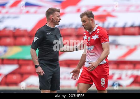 Barnsley, Regno Unito. 27 aprile 2024. Herbie Kane di Barnsley parla con l'arbitro Ollie Yates dopo essere caduto infortunato nell'area di rigore durante la partita di Sky Bet League 1 Barnsley vs Northampton Town a Oakwell, Barnsley, Regno Unito, 27 aprile 2024 (foto di Alfie Cosgrove/News Images) a Barnsley, Regno Unito, il 4/27/2024. (Foto di Alfie Cosgrove/News Images/Sipa USA) credito: SIPA USA/Alamy Live News Foto Stock