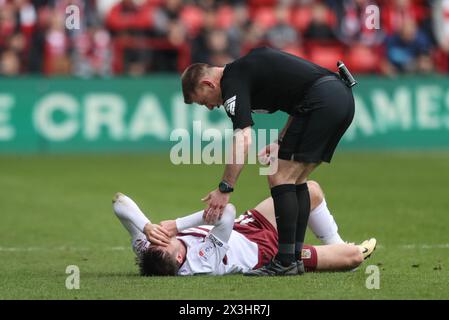 L'arbitro Ollie Yates controlla Kieron Bowie di Northampton Town dopo essere rimasto ferito durante la partita di Sky Bet League 1 Barnsley vs Northampton Town a Oakwell, Barnsley, Regno Unito, 27 aprile 2024 (foto di Alfie Cosgrove/News Images) Foto Stock