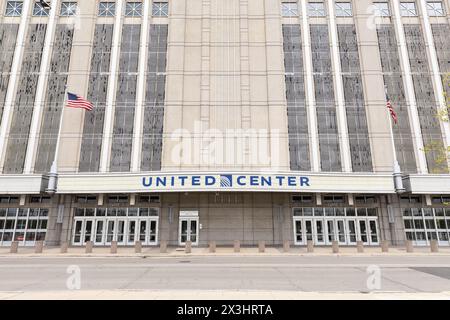 Lo United Center, inaugurato nel 1994, è il più grande centro di intrattenimento al coperto di Chicago e sede dei Chicago Blackhawks e Bulls. Foto Stock