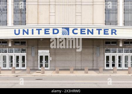 Lo United Center, inaugurato nel 1994, è il più grande centro di intrattenimento al coperto di Chicago e sede dei Chicago Blackhawks e Bulls. Foto Stock