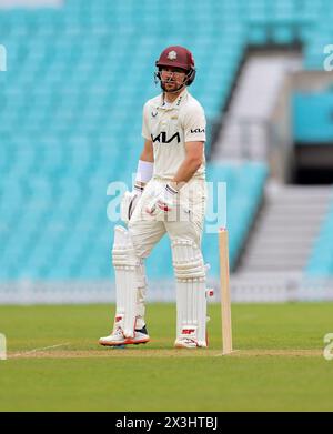 Londra. 27 aprile 2024. Rory Burns (17 Surrey Captain) durante il secondo giorno del match della County Championship Division One tra Surrey e Hampshire al Kia Oval. Crediti: Matthew Starling / Alamy Live News Foto Stock