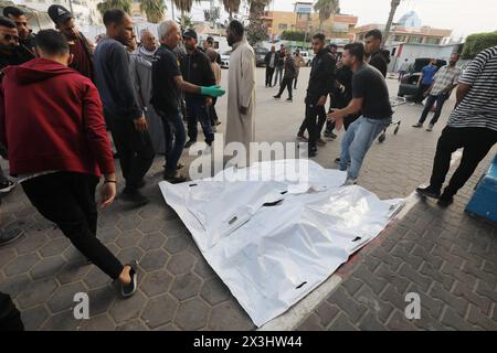I lutti reagiscono accanto ai corpi di palestinesi uccisi negli scioperi israeliani, nel mezzo della guerra israeliana in corso contro Gaza i lutti reagiscono accanto ai corpi di palestinesi uccisi negli scioperi israeliani, nel mezzo della guerra israeliana in corso contro Gaza, all'ospedale al-Aqsa Martyrs, a Dair EL-Balah, nel centro della Striscia di Gaza, 27 aprile 2024. Foto di Omar Ashtawy apaimages Dair EL-Balah Striscia di Gaza territorio palestinese 270424 Dair El-Balah OSH 0021 Copyright: XapaimagesxOmarxAshtawyxxapaimagesx Foto Stock