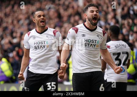 Sonny Bradley (a destra) e Curtis Nelson del Derby County festeggiano dopo che Max Bird (non nella foto) segna il primo gol della loro squadra durante la partita Sky Bet League One al Pride Park Stadium di Derby. Data foto: Sabato 27 aprile 2024. Foto Stock