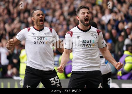 Sonny Bradley (a destra) e Curtis Nelson del Derby County festeggiano dopo che Max Bird (non nella foto) segna il primo gol della loro squadra durante la partita Sky Bet League One al Pride Park Stadium di Derby. Data foto: Sabato 27 aprile 2024. Foto Stock