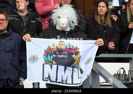 Tifoso del Derby con maschera RAM, tiene in mano Nathaniel Mendez-Laing durante la partita di Sky Bet League 1 tra Derby County e Carlisle United al Pride Park, Derby, sabato 27 aprile 2024. (Foto: Jon Hobley | mi News) crediti: MI News & Sport /Alamy Live News Foto Stock