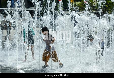 Seoul, Corea del Sud. 27 aprile 2024. I bambini sudcoreani giocano con l'acqua alla fontana nel pomeriggio ad alta temperatura a Piazza Gwanghwamun a Seul. Il 27 aprile, la temperatura a Seoul è fino a 26 gradi Celsius. Credito: SOPA Images Limited/Alamy Live News Foto Stock
