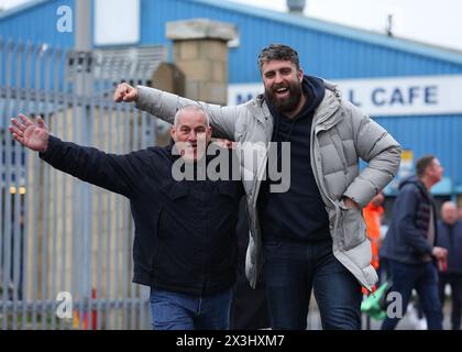 The Den, Bermondsey, Londra, Regno Unito. 27 aprile 2024. EFL Championship Football, Millwall contro Plymouth Argyle; tifosi del Millwall che arrivano al Den Stadium credito: Action Plus Sports/Alamy Live News Foto Stock